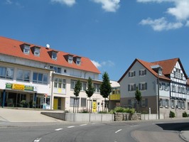 Rathaus und Dorfplatz